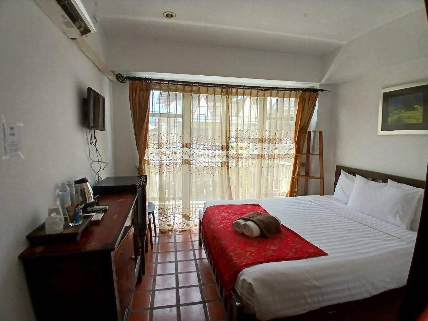 Отель The Travellers Arms Чиангмай Экстерьер фото